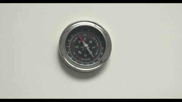 Dönen eski pusulayı kapat, beyaz arka planda kopya reklam alanı ile izole edilmiş. Seyrüsefer. Seyahat kavramı