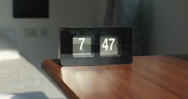 現代的なデザインのミニマルな家のインテリアで 朝の8時位置に鳴るデジタル目覚まし時計 — ストック動画