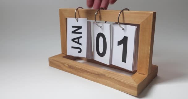 男性的密切合作 把日期写在一个永恒不变的日历上 用月份和数字把纸翻过来 一月一日 — 图库视频影像