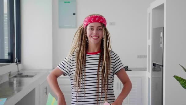 Wanita Hipster Kaukasia Lucu Dengan Rambut Gimbal Afro Muntah Lembar — Stok Video