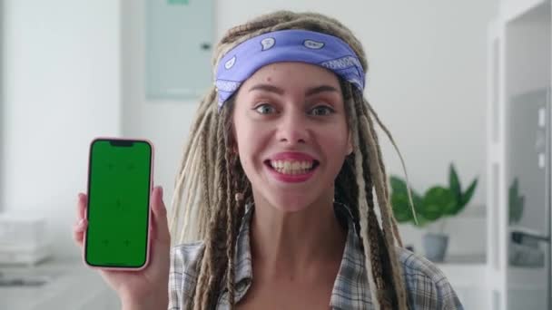 Milenium Hipster Kaukaska Kobieta Wskazując Palcem Pusty Ekran Zielonym Kluczem — Wideo stockowe