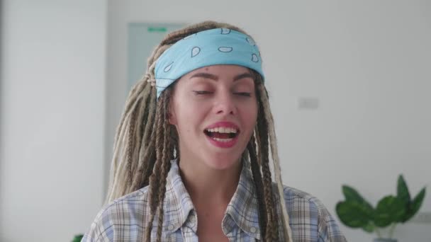 Junge Hübsche Hipsterfrau Mit Afro Dreadlocks Gesten Lächeln Die Mit — Stockvideo