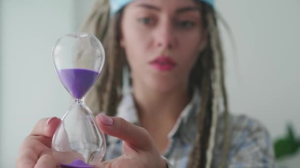 Gammelt Timeglas Med Flydende Sand Hænderne Ung Hipster Kvinde Der – Stock-video