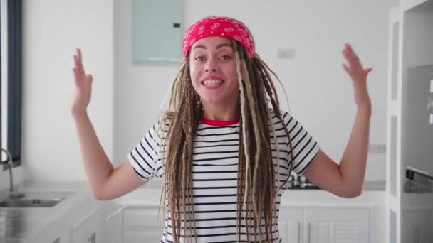 Charmante Hipster Vrouw Met Trendy Afro Dreadlocks Gesticulates Met Haar — Stockvideo