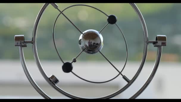 クロップドビューは 午前中に熱帯の自然背景に回転テーブル振り子ボール抗ストレスを表示します 永遠の動き — ストック動画