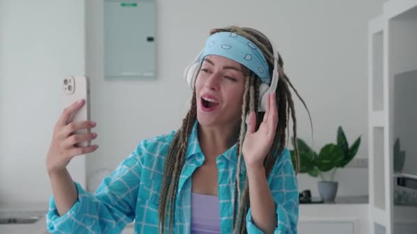 Millennial Hipsterfrau Mit Afro Dreadlocks Drahtlosen Kopfhörern Online Chat Auf — Stockvideo