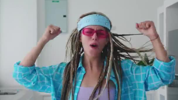 Mujer Hipster Divertido Con Rastas Diadema Azul Gafas Con Estilo — Vídeos de Stock