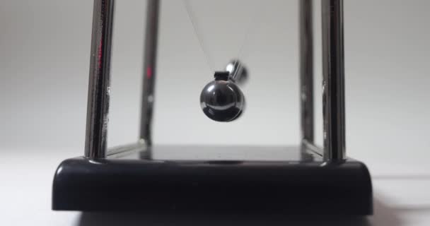 Detailní Záběr Pohled Zepředu Newtonovy Kuličky Chromatickými Kuličkami Které Houpají — Stock video