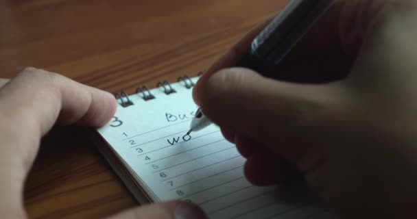 Обрезанный Взгляд Мужские Руки Пишущие Планы Работы Планировщике Повестке Дня — стоковое видео