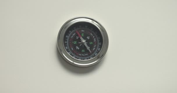 Detailní Spinning Vintage Kompas Izolované Bílém Pozadí Kopírovat Reklamní Prostor — Stock video