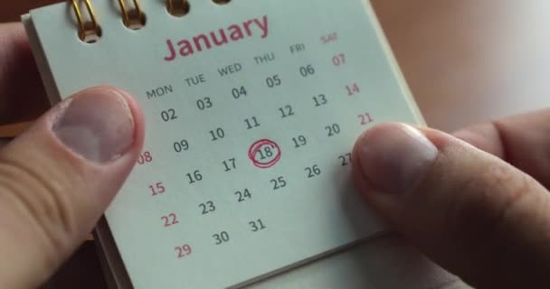 Календарь Номер Ярко Подчеркивается Красной Ручкой Манс Перелистывает Календарь Подчеркивая — стоковое видео