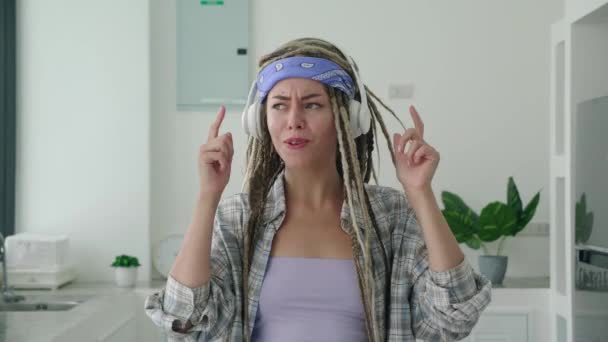Hipster Mujer Baila Canta Escucha Música Pesada Utilizando Nuevos Muebles — Vídeos de Stock