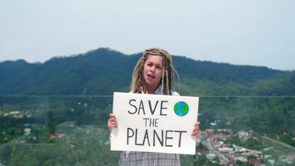 地球の緑のポスターを保持している女性活動家の肖像 — ストック動画