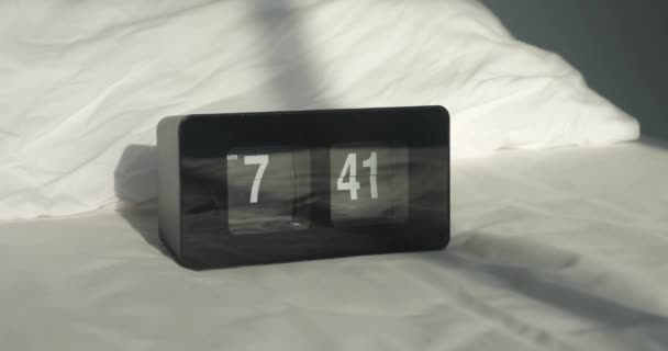 Despertador Digital Negro Superficie Blanca Con Luz Del Sol Cayendo — Vídeos de Stock