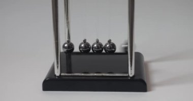 Newtons beşiği. Kinetik sarkacı. Metal toplar sallanır ve yavaşlar. Psikolojik hipnoz seansı. Fizik. Eylemsizlik