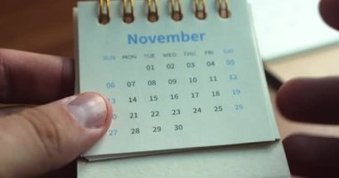 Yakın çekim eller takvime takla atıyor. Planlama etkinlikleri, projeler ve yeni iş planları. Geçen yılı özetliyorum.