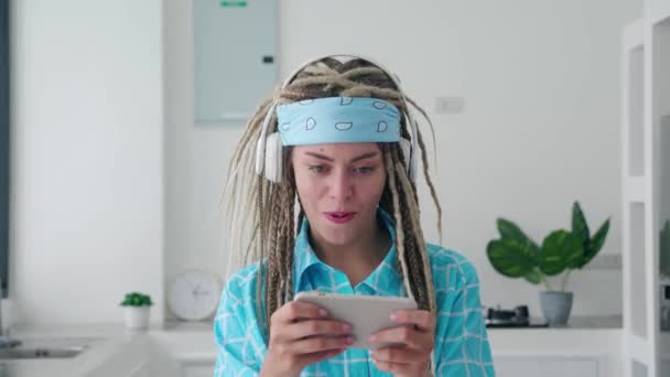 Millennial Hry Závislý Hipster Žena Dredy Nošení Bezdrátových Sluchátek Hraje — Stock video