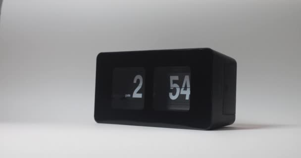 午後3時にオフになる黒いデジタル目覚まし時計の白い背景に隔離された高解像度ビデオ 電子時計 — ストック動画