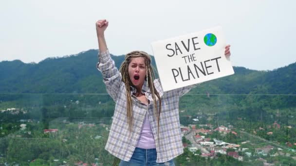 Emocionální Ustaraná Žena Aktivistka Dobrovolnice Plakátem Vzkazem Zachraňte Planetu Přírodním — Stock video