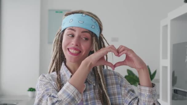 Adorável Hipster Jovem Amor Com Afro Dreadlocks Mostra Dedos Coração — Vídeo de Stock