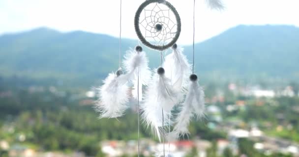 縁側には羽やビーズが吊るされた白いニットの夢のキャッチャーの美しい雰囲気の映画撮影 — ストック動画
