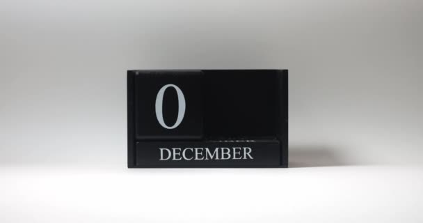 Hand Legt Das Datum Auf Schwarzem Würfelförmigen Ewigen Holzkalender Mit — Stockvideo