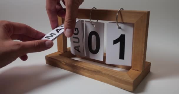 Mans Mani Girare Calendario Ciondolo Carta Sul Tavolo Marmo Contro — Video Stock