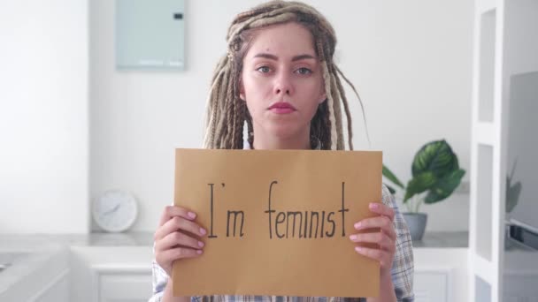 Poważna Kobieta Stojąca Plakat Feministyczny Wewnątrz Biurze Patrząc Kamerze Koncepcja — Wideo stockowe