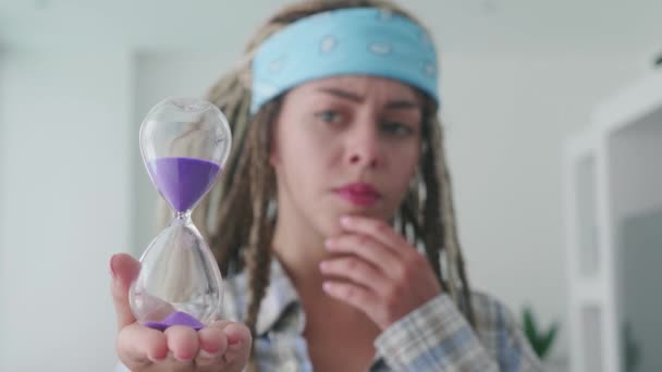 Jam Pasir Kuno Dengan Pasir Mengalir Tangan Seorang Wanita Hipster — Stok Video