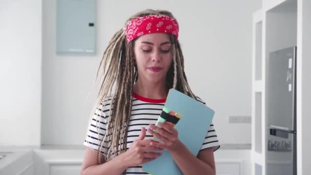 Mujer Hipster Lindo Con Rastas Elegantes Una Diadema Roja Escribir — Vídeo de stock