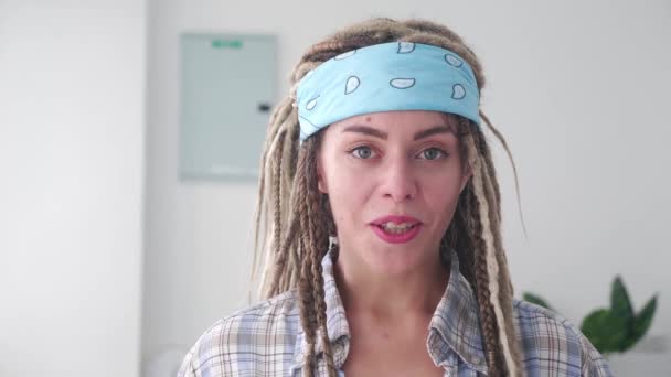 Rasta Bukleli Neşeli Genç Bir Kadının Yakın Plan Portresi Modern — Stok video