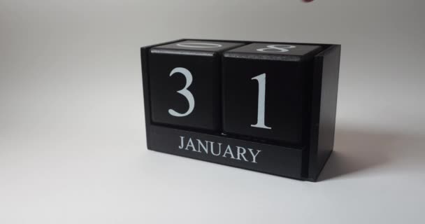 Męska Ręka Ustawia Datę Odwraca Czarne Drewniane Kostki Numerami Kalendarzu — Wideo stockowe