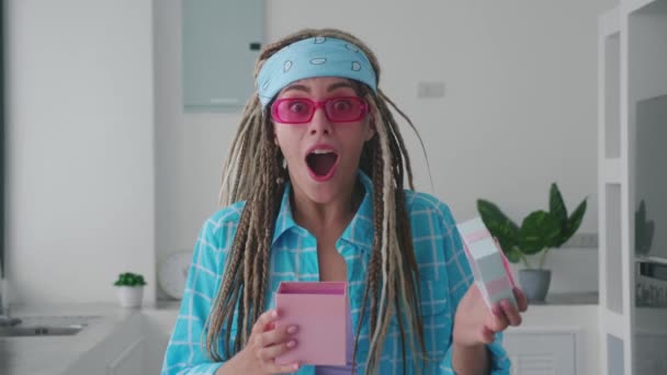 Emocional Mujer Feliz Con Rastas Gafas Color Rosa Disfrutando Gif — Vídeos de Stock