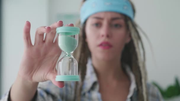Genç Bir Hippi Kadının Ellerinde Akan Kum Saatleri Kumun Baskı — Stok video