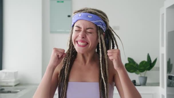 Güzel Mutlu Genç Beyaz Hippi Kadın Yumruklarını Sıkıyor Kameraya Bakıyor — Stok video