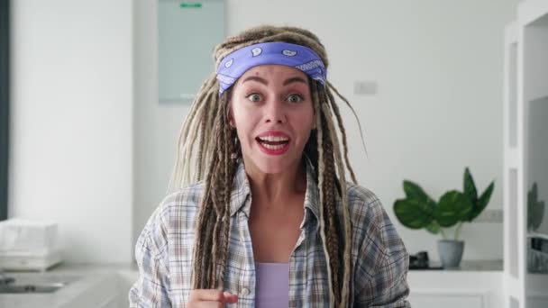 Güzel Hippi Kadın Yumruklarını Sıkıyor Kameraya Bakıyor Seviniyor Sersemliğini Şaşkınlığını — Stok video