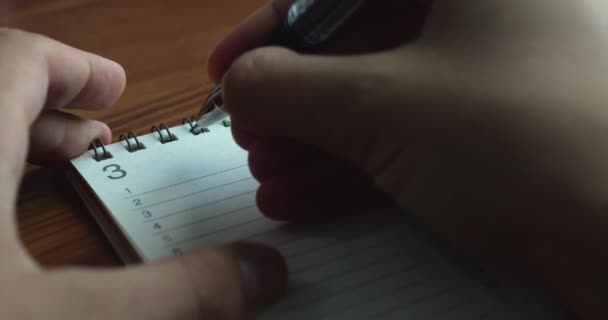 Oříznutý Pohled Mužské Ruce Psaní Plánů Pro Práci Plánovači Nebo — Stock video