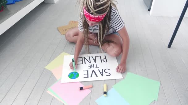 Zbliżenie Powolny Ruch Żeńskich Rąk Rysowanie Plakatów Baner Uratować Planetę — Wideo stockowe