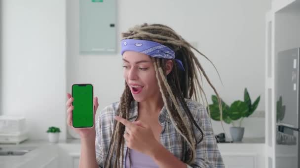 Milenyum Hippi Beyaz Kadın Parmağıyla Ekranı Işaret Ediyor Akıllı Telefonunda — Stok video