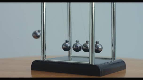 Close Hand Putting Newtons Cradle Motion Kinetic Pendulum Metal Balls — Stock Video