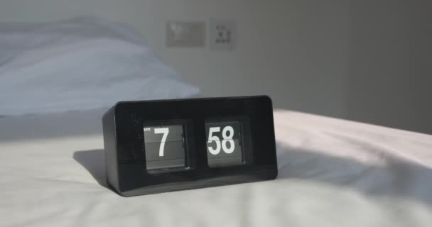 アラームタイマーは8時位置に設定します 目を覚ますと仕事に行く時間です 8時にデジタル目覚まし時計が鳴る — ストック動画