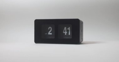 Siyah dijital alarmlı saatin beyaz zaman ekranını kapatın, saat 3 'te çalacak. Elektronik saat 3 'te çalıyor.