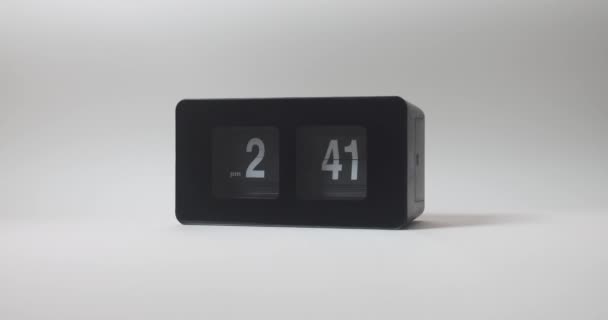 Primer Plano Pantalla Tiempo Blanco Reloj Despertador Digital Negro Sonando — Vídeos de Stock