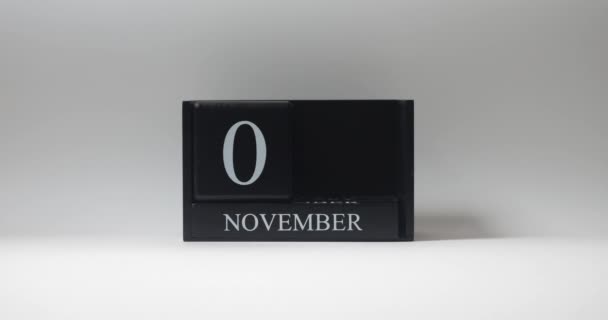 男性の手はカレンダーに日付を設定します カレンダーを立方永久カレンダーに反転させます 11月1日 — ストック動画