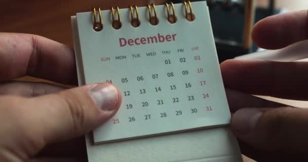 在12月15日的重要日子里 特写镜头的男人们手握红笔 用滚动式日历清晰地突出了这一重要日子 — 图库视频影像