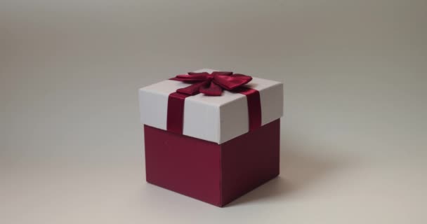 Подарочная Коробка Бантиком Время Руки Открыть Затем Закрыть Положить Розовый — стоковое видео