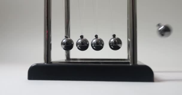 牛顿的摇篮在行动 动态钟摆 带有摆动的彩色球体 在运动中摆动和减速 — 图库视频影像