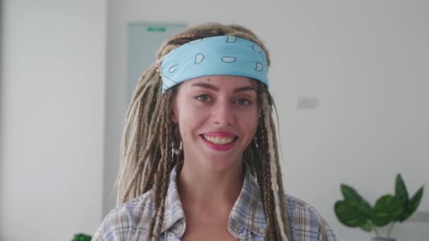 Primer Plano Sonriente Joven Hipster Mujer Con Dragas Voluntario Mostrando — Vídeos de Stock