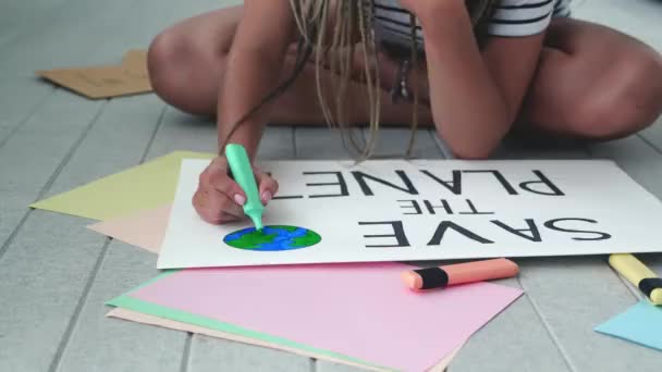 Närbild Slow Motion Kvinnliga Händer Rita Affischer Banner Rädda Planeten — Stockvideo