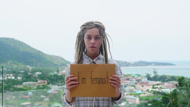 Poważna Kobieta Stojąca Nim Feministyczny Plakat Oytdoor Patrząc Aparat Koncepcja — Wideo stockowe